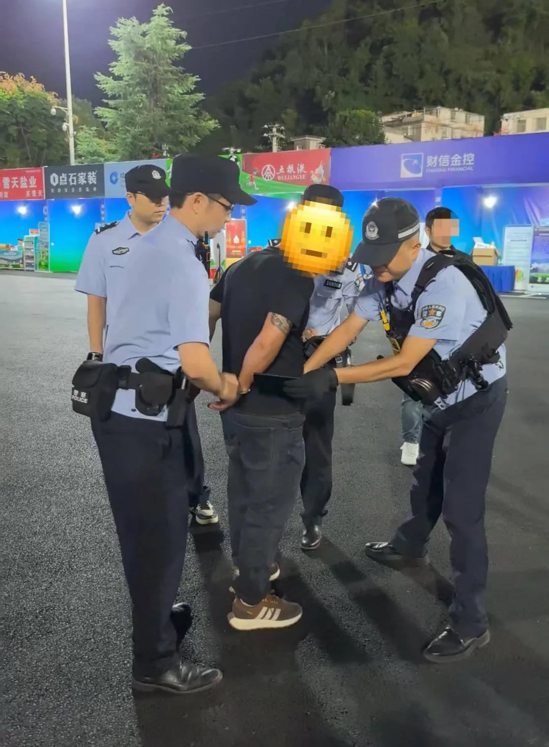 足球赛跨市, 一逃犯痴迷, 在现场欣赏 足球赛跨市, 一逃犯痴迷, 在现场欣赏