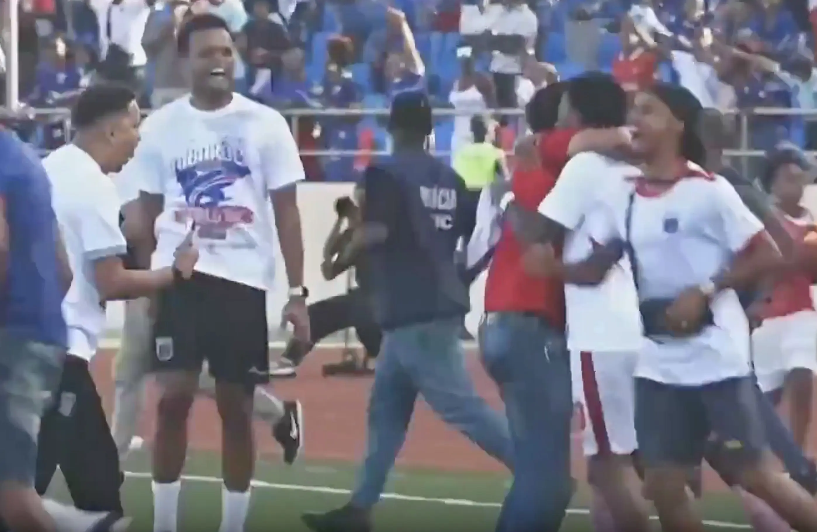 数万人挤满, 为了这一刻, 接走下看台 数万人挤满, 为了这一刻, 接走下看台